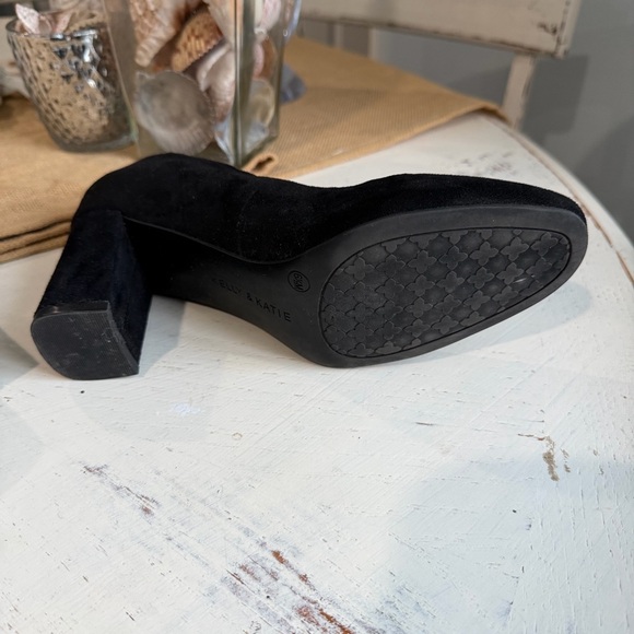 Kelly & Katie Classic Black Heels - Picture 5 of 12